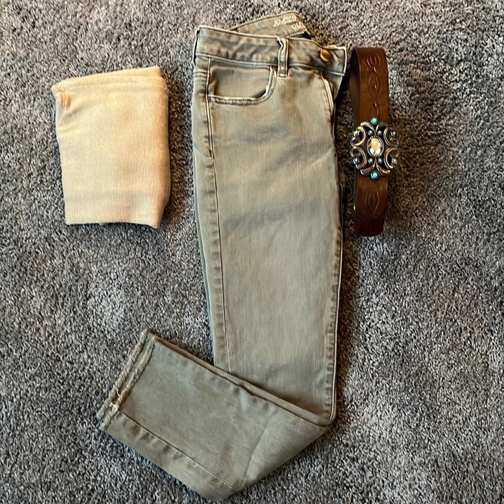 American Eagle Jegging Crop jeans, size 6, khaki green, excellent condition.